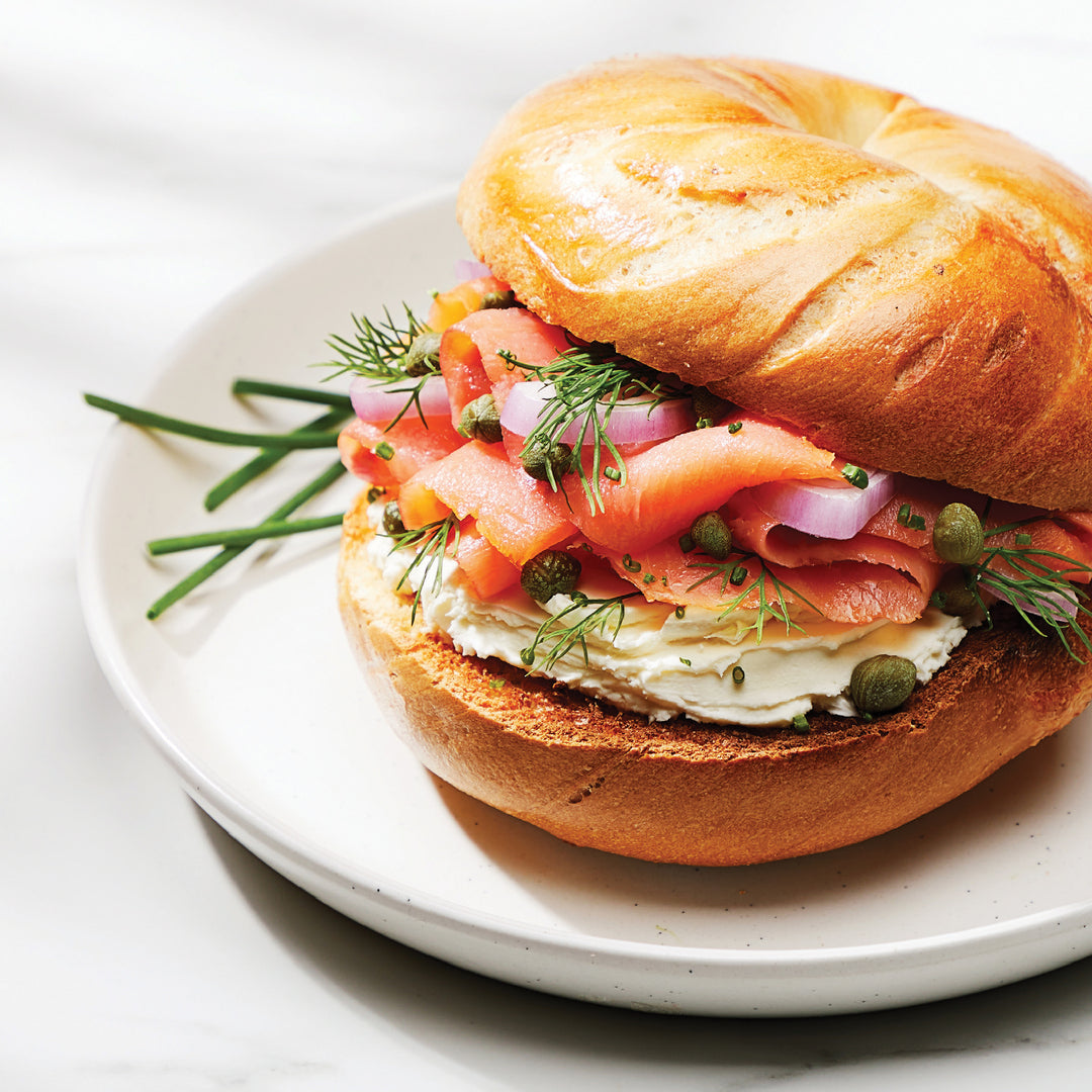 Bagels tostados con salmón ahumado